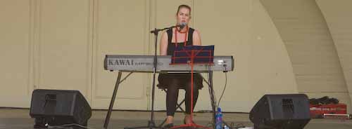 Roselyn Cloake - Singing a the Timaru Sound Shell Festival of Rose's 2007
